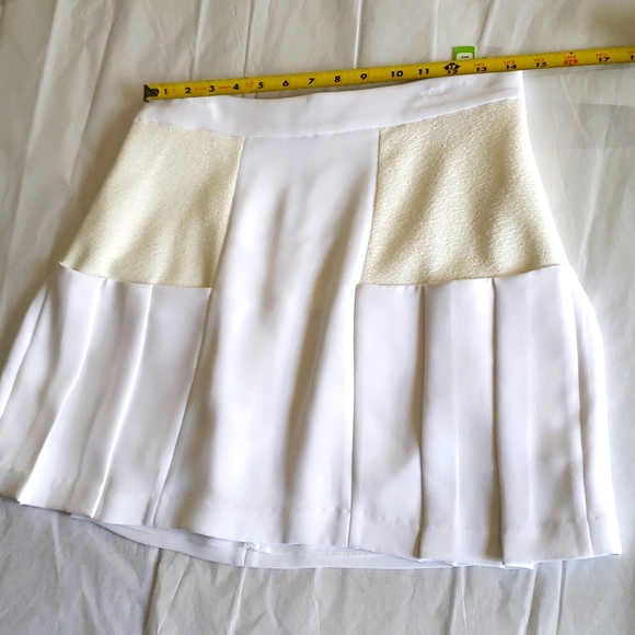 ALICE + OLIVIA New Pleat Flair Mini Skirt Contrast Knit White Size 8 Women's - Picture 4 of 11